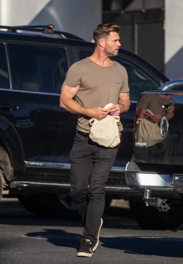 Chris Hemsworth in a Tan Tee