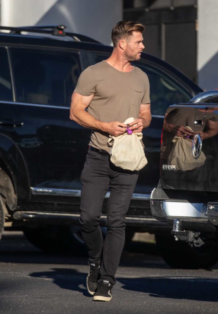 Chris Hemsworth in a Tan Tee
