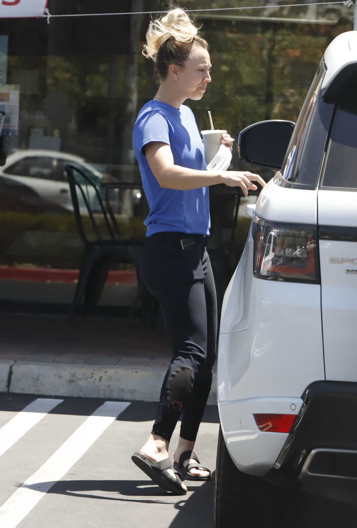 Kaley Cuoco in a Blue Tee Was Seen Out in Los Angeles 08/09/2020 ...