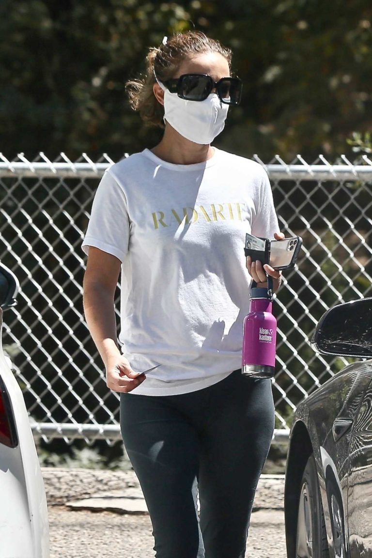 Natalie Portman in a Protective Mask Arrives at the Griffith Park in