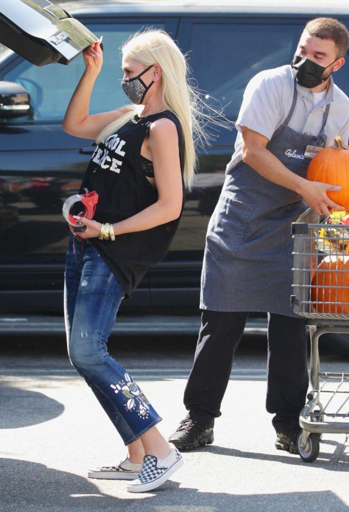 Gwen Stefani in a Black Tank Top Goes Shopping in Encino 09/27/2020
