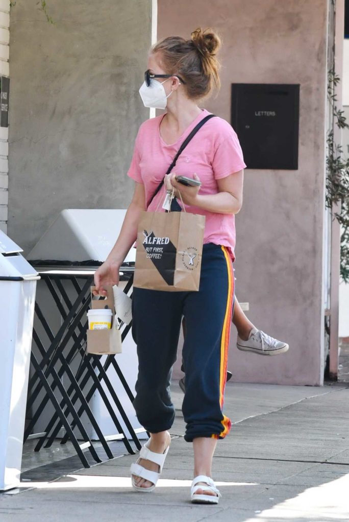 Isla Fisher in a Pink Tee