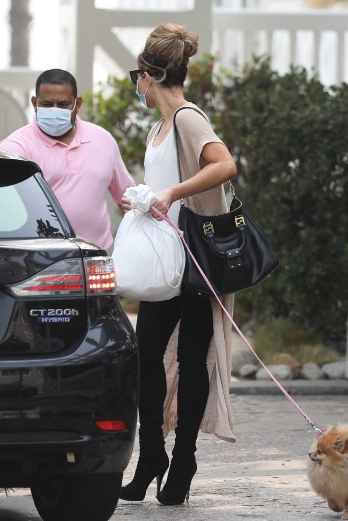 Kate Beckinsale in a Protective Mask