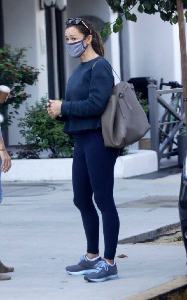 Jennifer Garner in a Blue Leggings