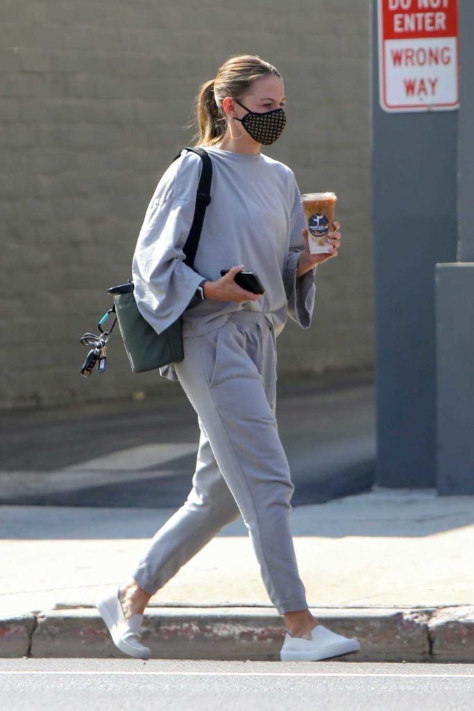 Jennifer Morrison in a Grey Sweatpants