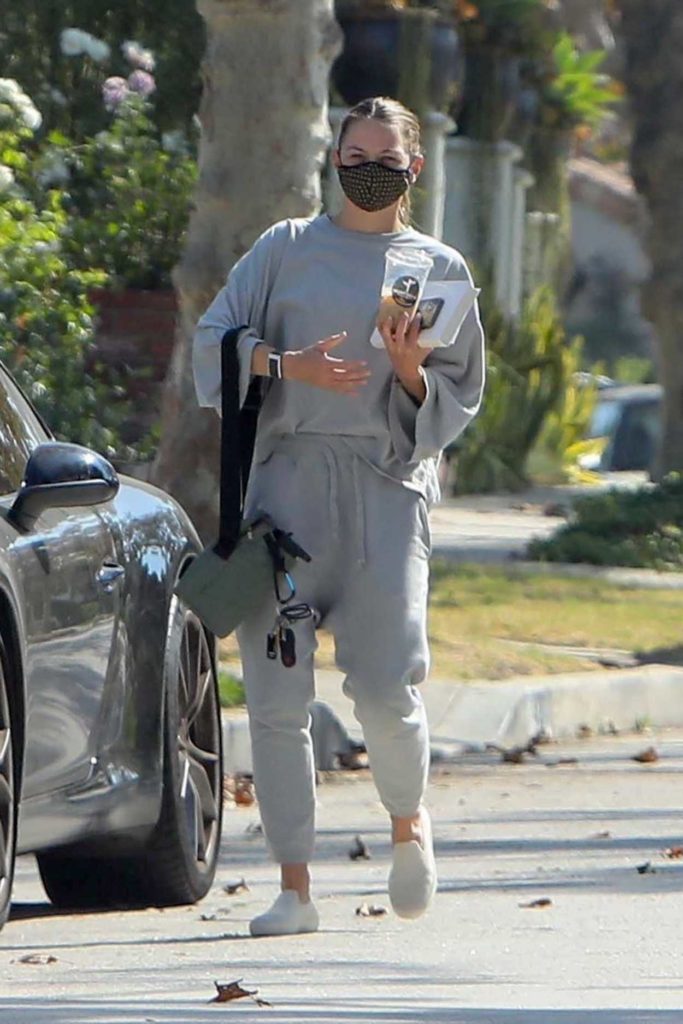 Jennifer Morrison in a Grey Sweatpants