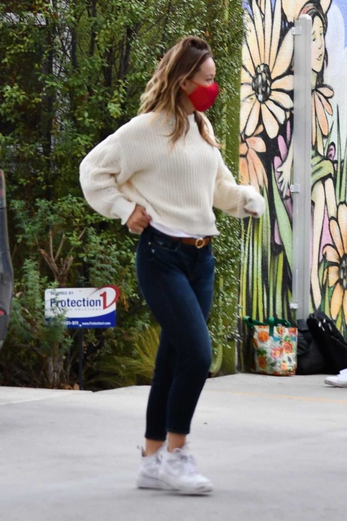 Olivia Wilde in a White Sneakers