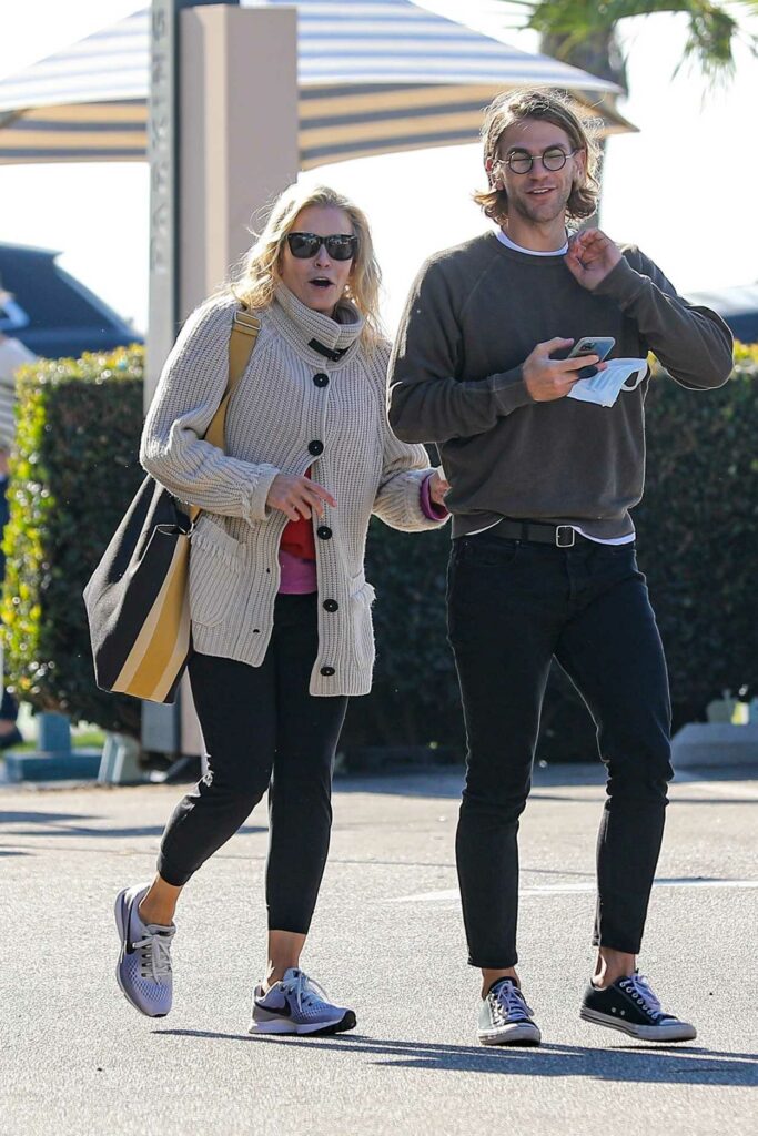 Chelsea Handler in a Beige Cardigan Has Lunch at Blue Plate Oysterette in Santa Monica 11/24/2020