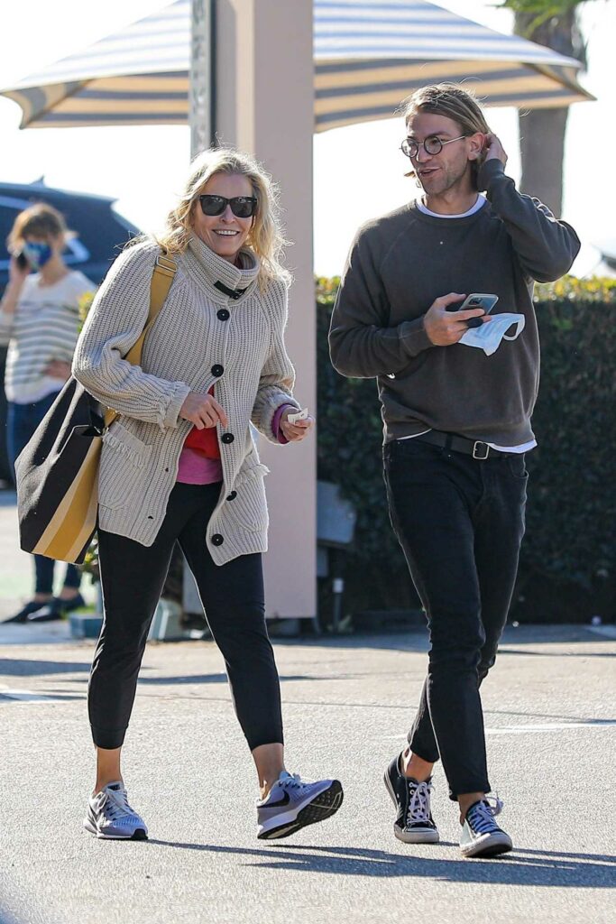 Chelsea Handler in a Beige Cardigan Has Lunch at Blue Plate Oysterette in Santa Monica 11/24/2020