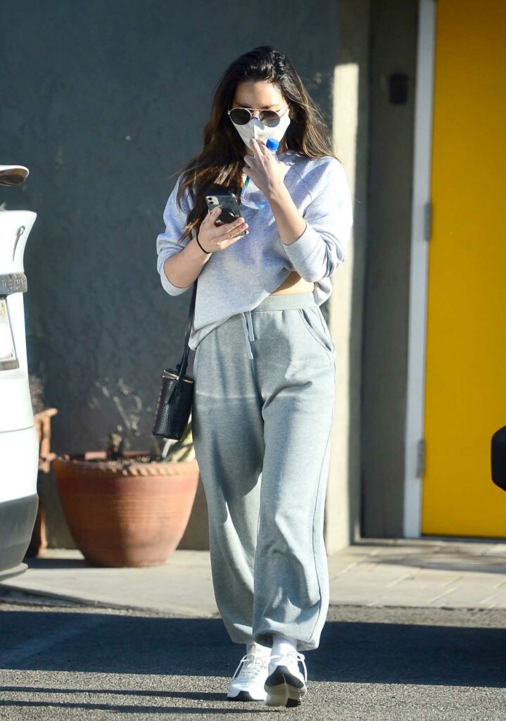Olivia Munn in a Grey Sweatpants