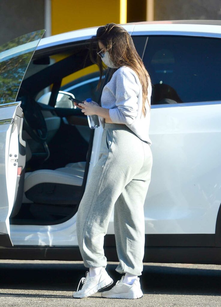 Olivia Munn in a Grey Sweatpants