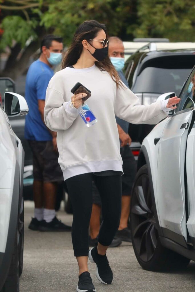 Olivia Munn in a White Sweatshirt