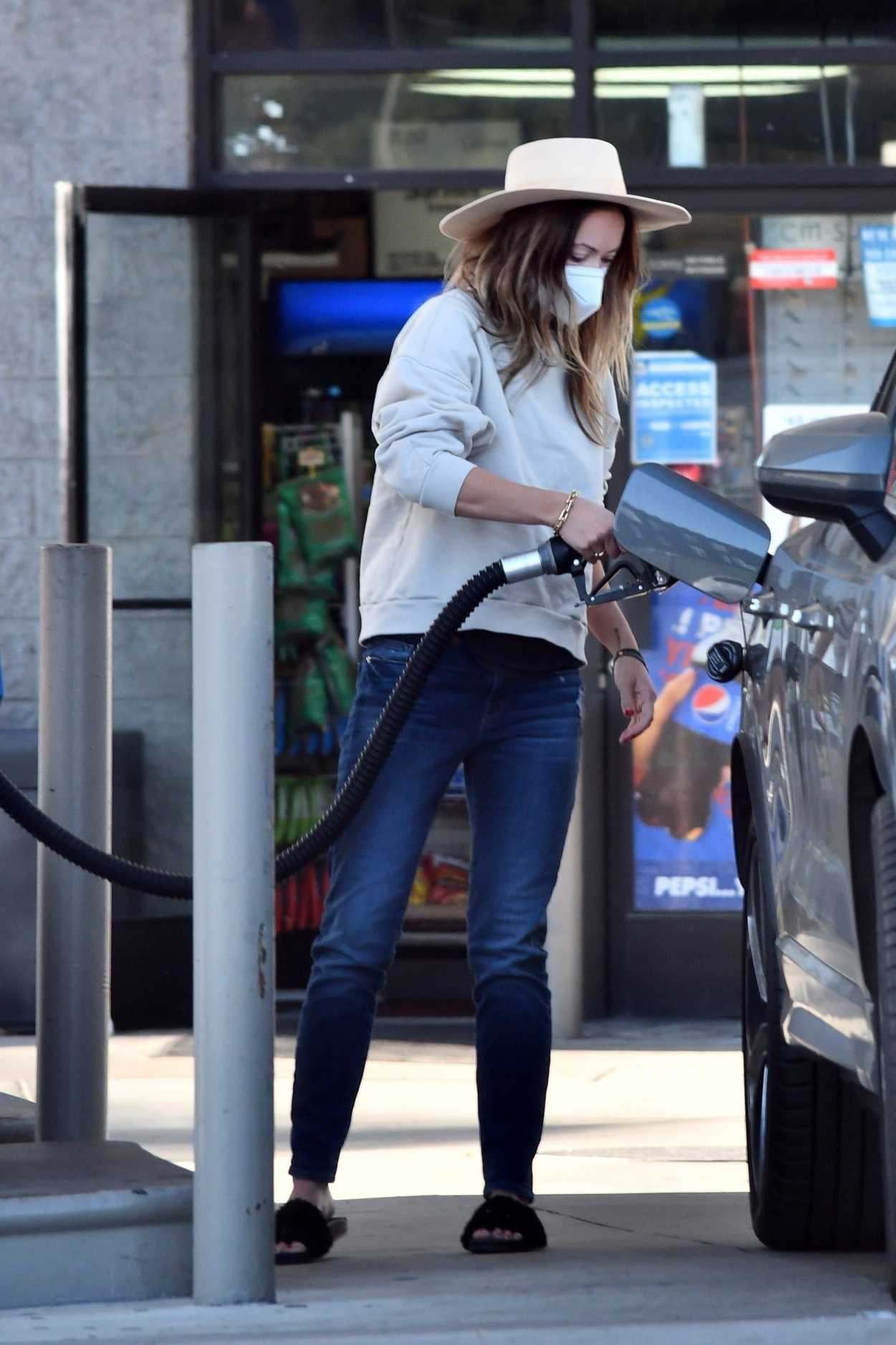 Olivia Wilde in a Beige Hat Was Spotted at a Gas Station in Los Angeles ...