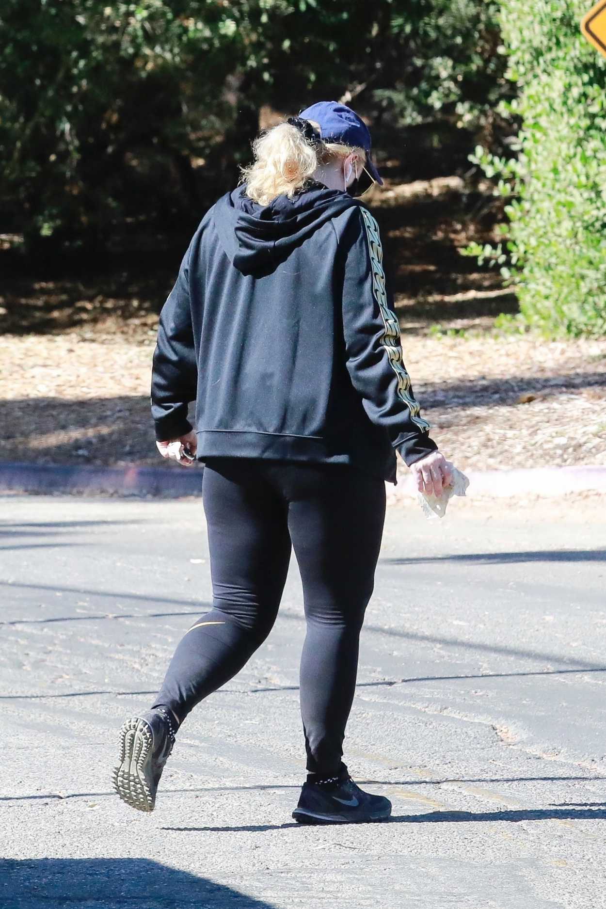 Rebel Wilson in a Black Outfit Goes for a Hike at Griffith Park in Los ...