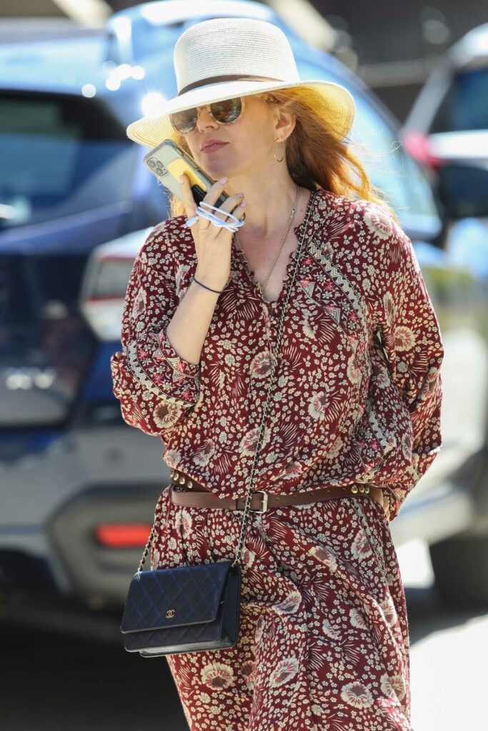 Isla Fisher in a Floral Print Summer Dress