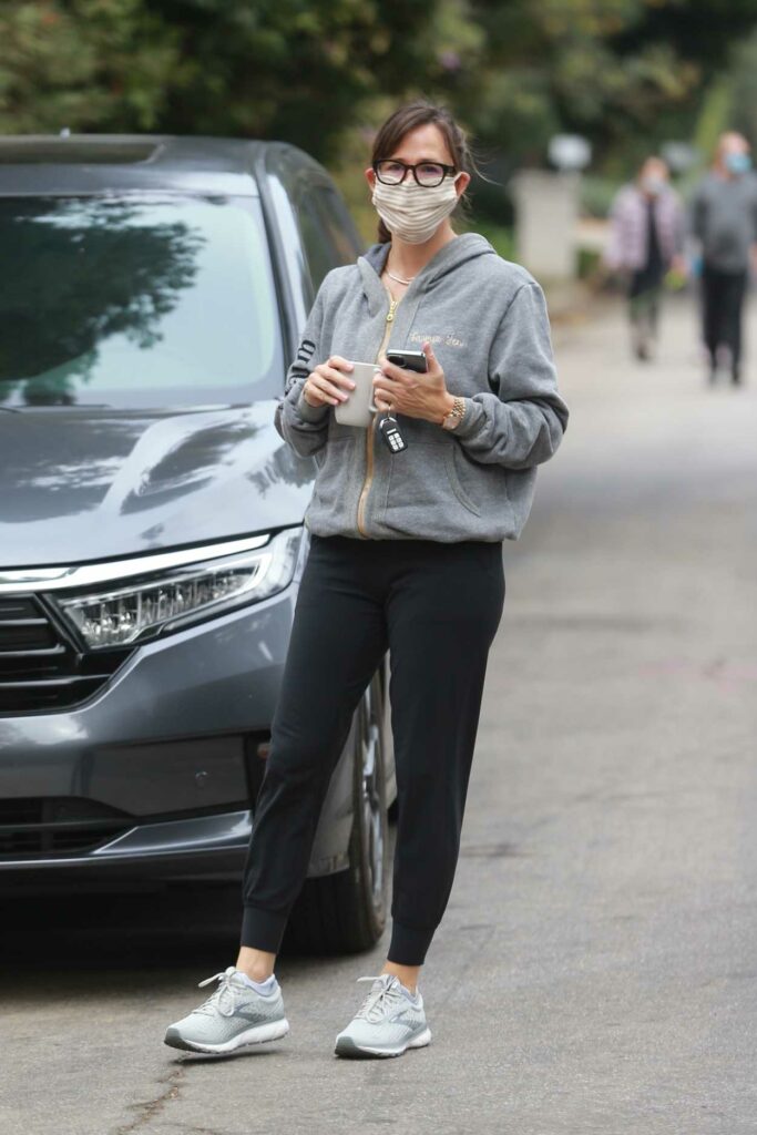 Jennifer Garner in a Grey Hoodie