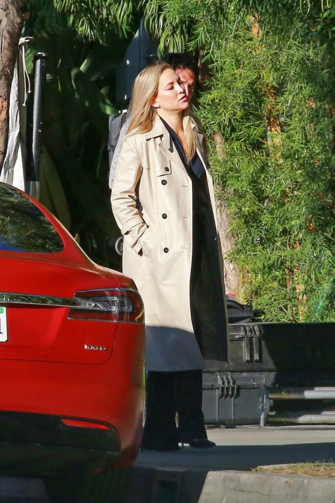 Kate Hudson in a Beige Trench Coat