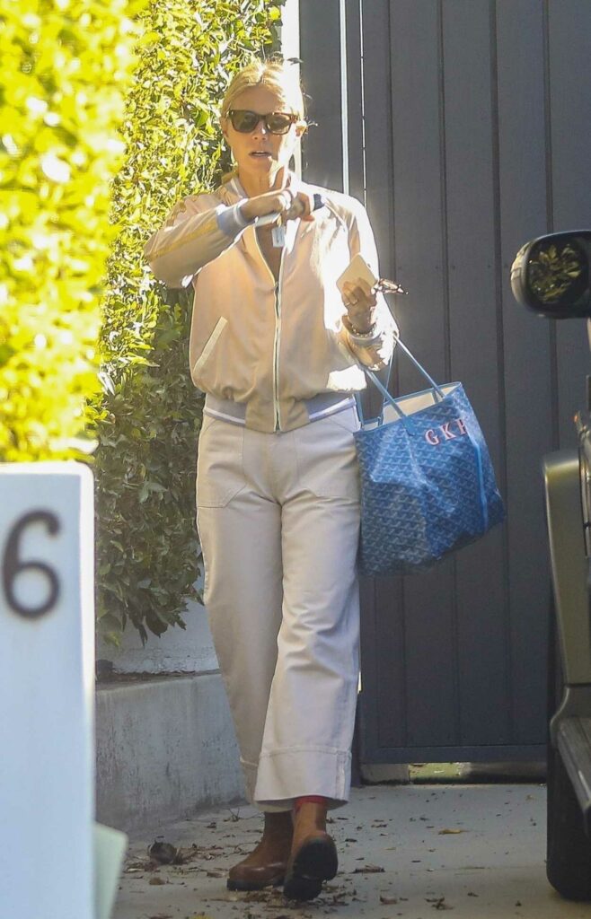 Gwyneth Paltrow in a Beige Pants