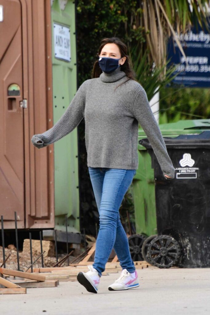 Jennifer Garner in a Black Protective Mask