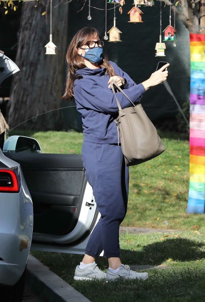 Jennifer Garner in a Blue Sweatsuit
