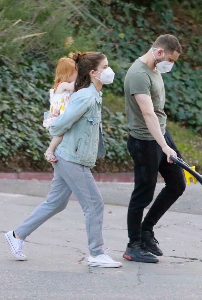 Kate Mara in a Grey Sweatpants Was Seen Out with Jamie Bell in Los