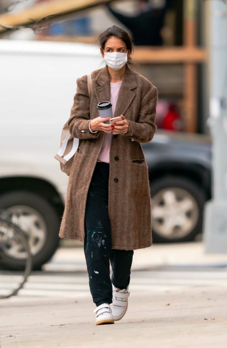 Katie Holmes in a Tan Coat Was Seen Out in New York 01/05/2021 ...