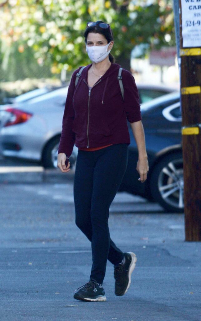Neve Campbell in a Black Sneakers