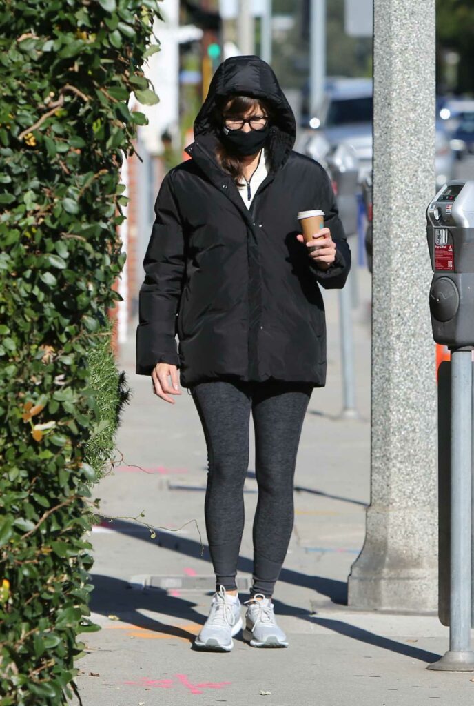 Jennifer Garner in a Black Puffer Jacket