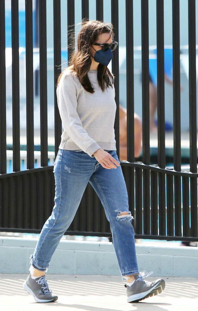 Jennifer Garner in a Blue Ripped Jeans