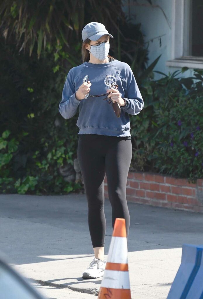 Jennifer Garner in a Grey Sweatshirt