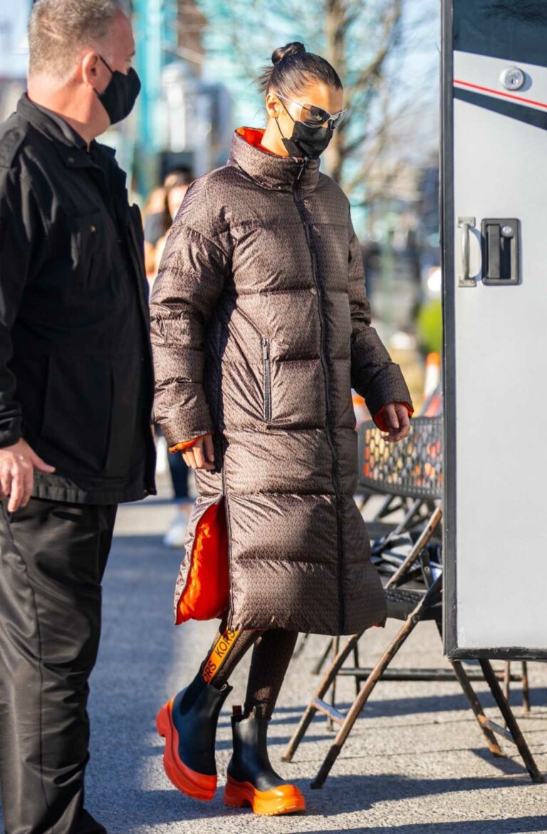 Bella Hadid in a Black Protective Mask Was Spotted Out in New York 03 ...