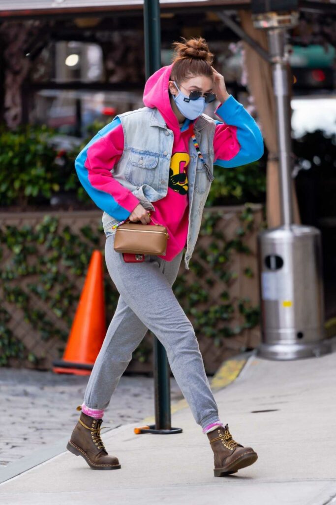 Gigi Hadid in a Grey Sweatpants