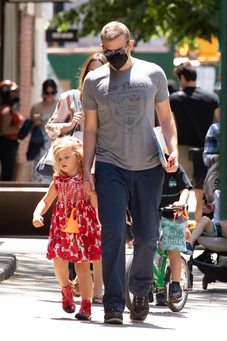 Bradley Cooper In A Grey Tee Was Seen Out With Her Daughter In New York City 05212021 