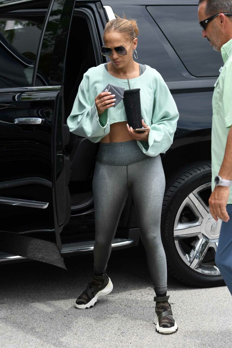 Jennifer Lopez in a Grey Leggings Arrives at the Gym in Miami 05/13