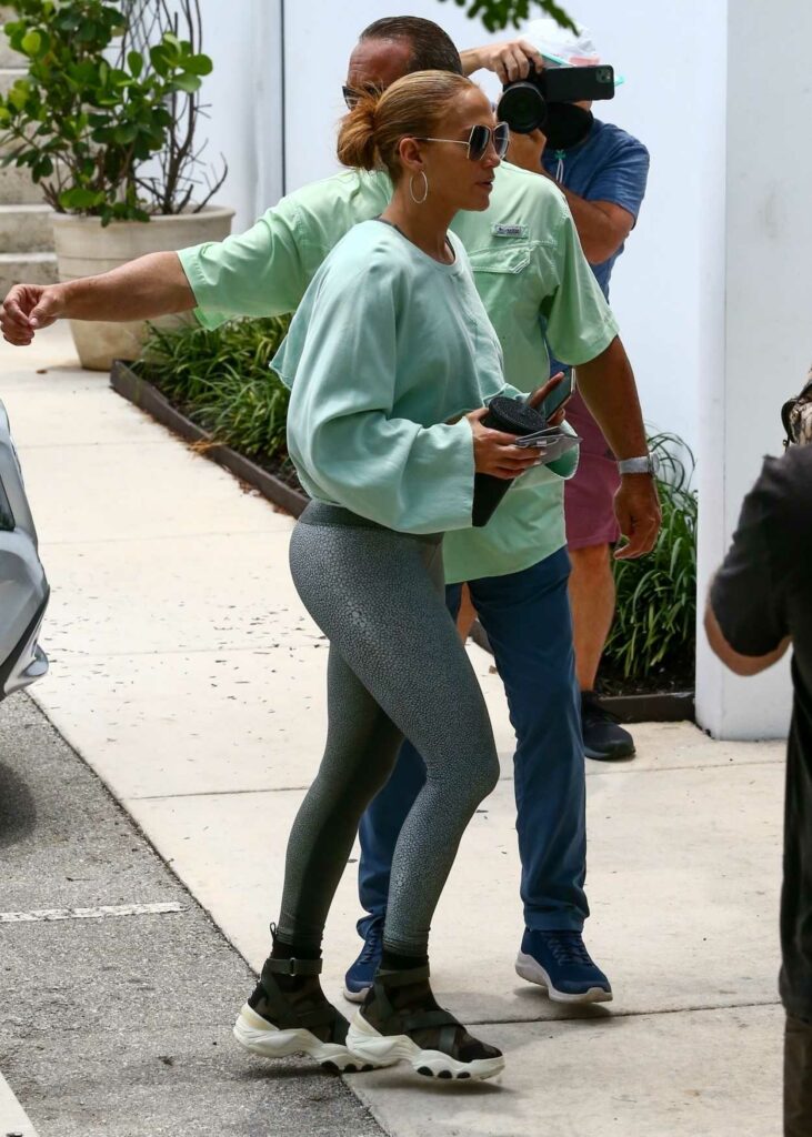 Jennifer Lopez in a Grey Leggings