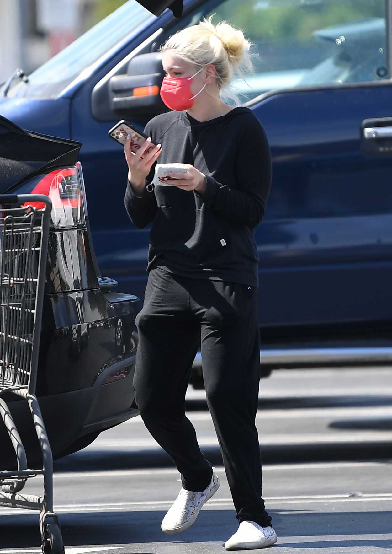 Ariel Winter in a Black Outfit Goes Shopping at Gelson’s in Los Angeles ...