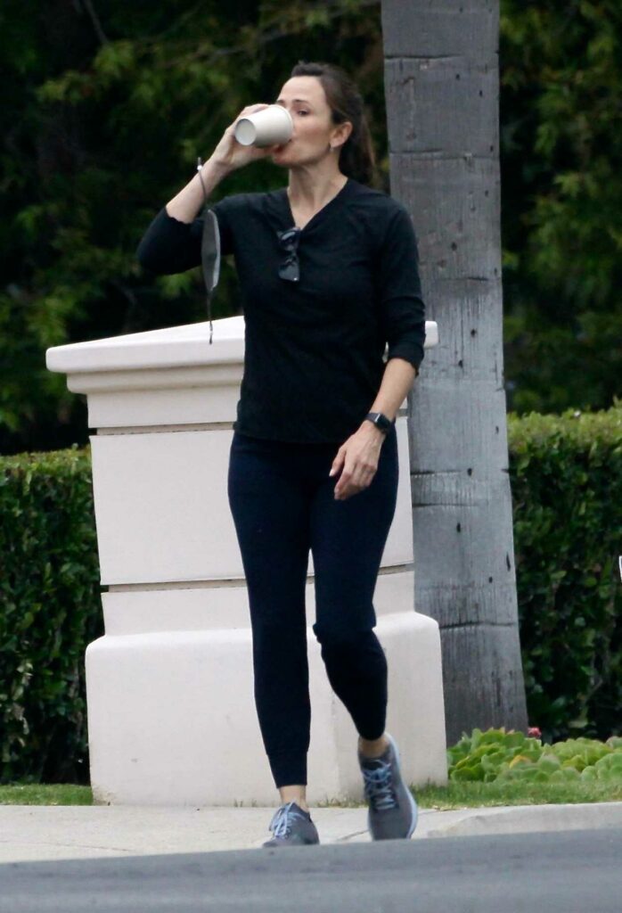 Jennifer Garner in a Black Long Sleeves T-Shirt