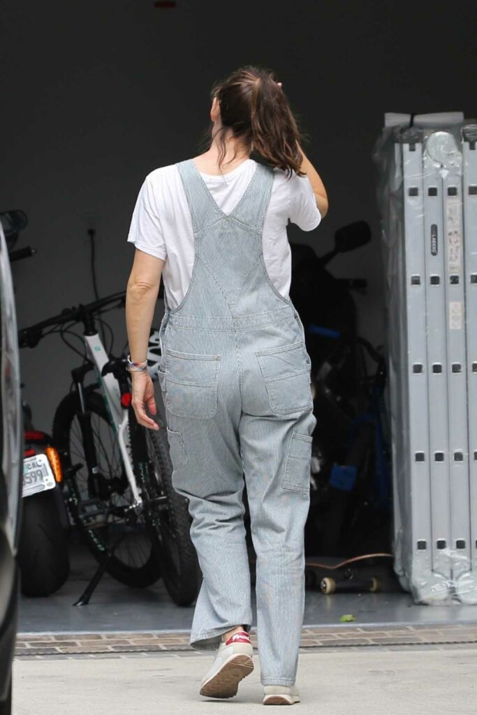 Jennifer Garner in a Grey Jumpsuit