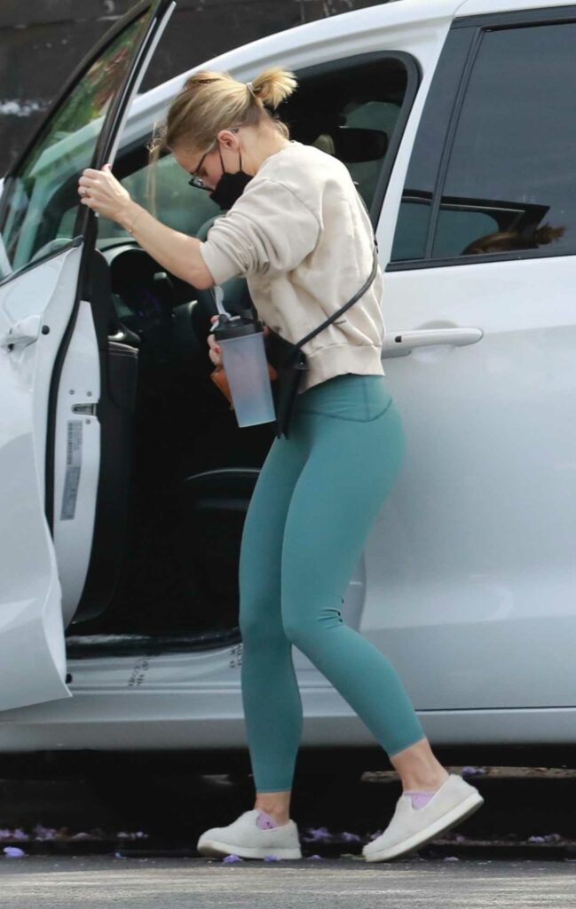 Kristen Bell in a Beige Sweatshirt