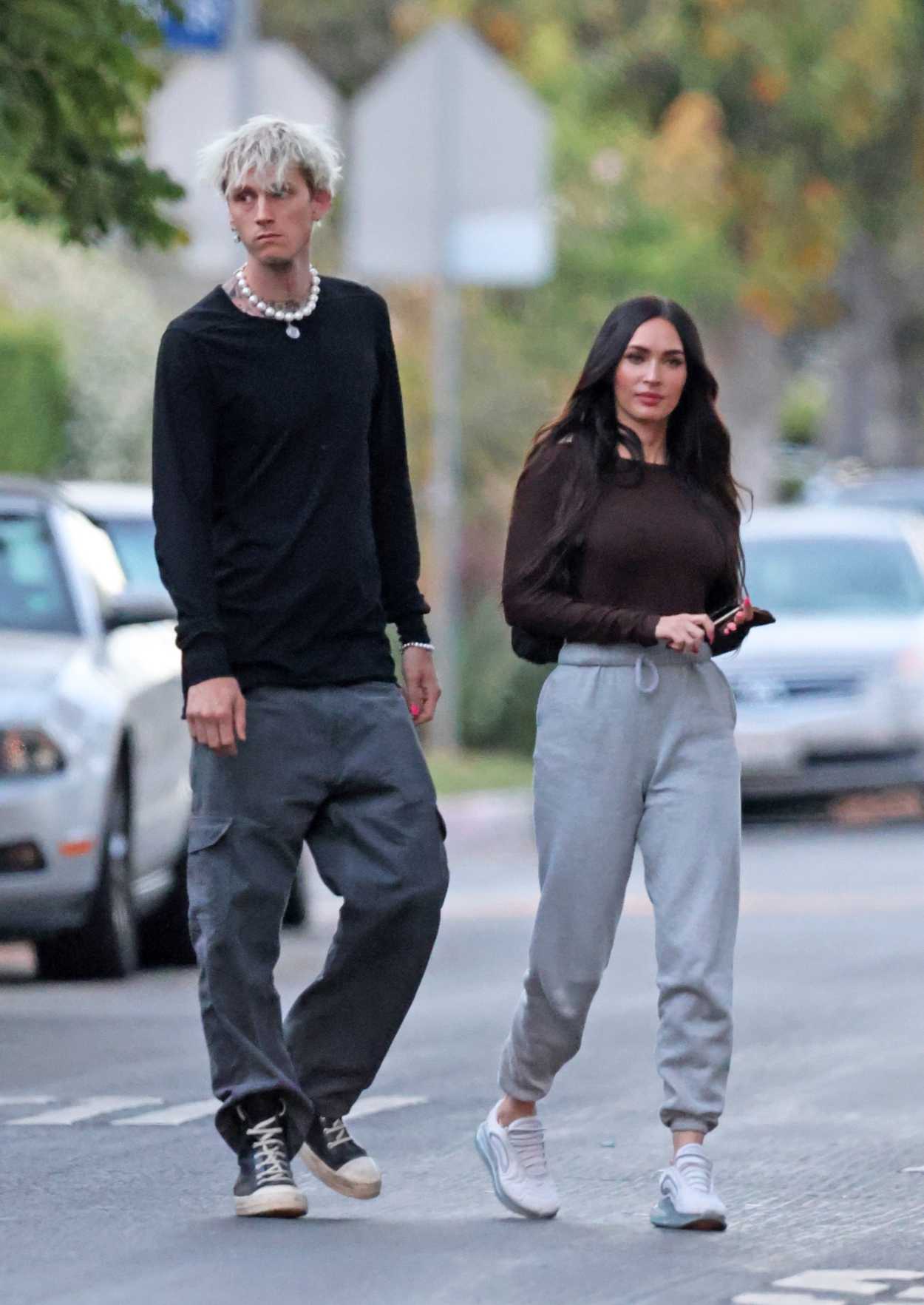 Megan Fox In A Gray Sweatpants Was Seen Out With Machine Gun Kelly In ...