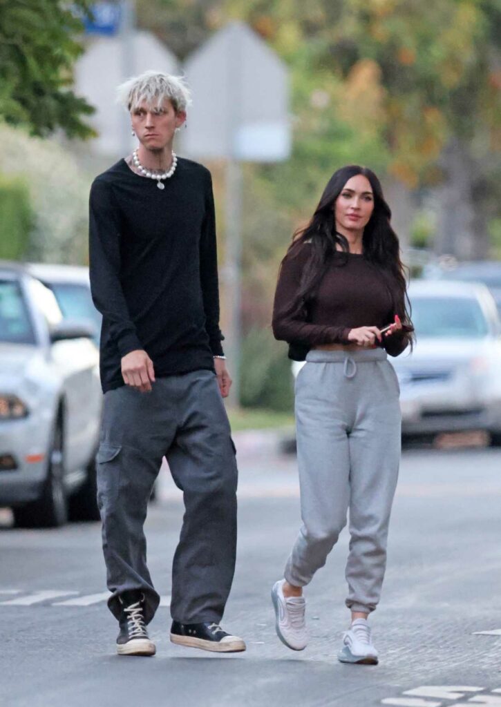 Megan Fox In A Gray Sweatpants Was Seen Out With Machine Gun Kelly In ...