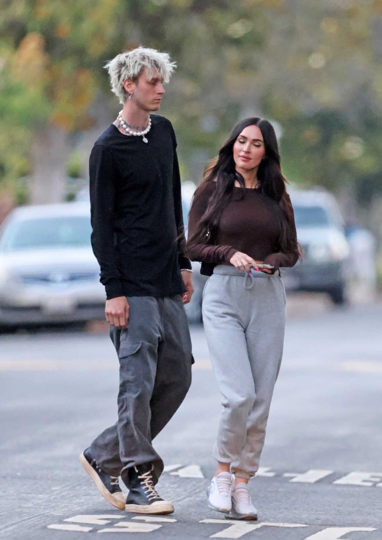 Megan Fox in a Gray Sweatpants Was Seen Out with Machine Gun Kelly in ...
