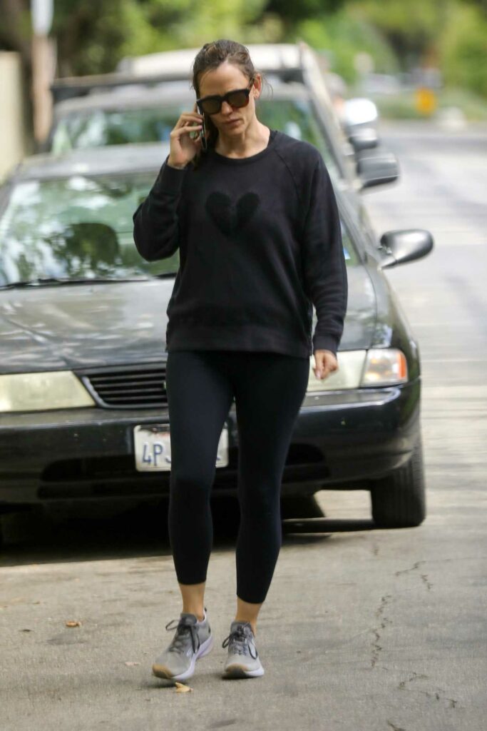 Jennifer Garner in a Black Sweatshirt 