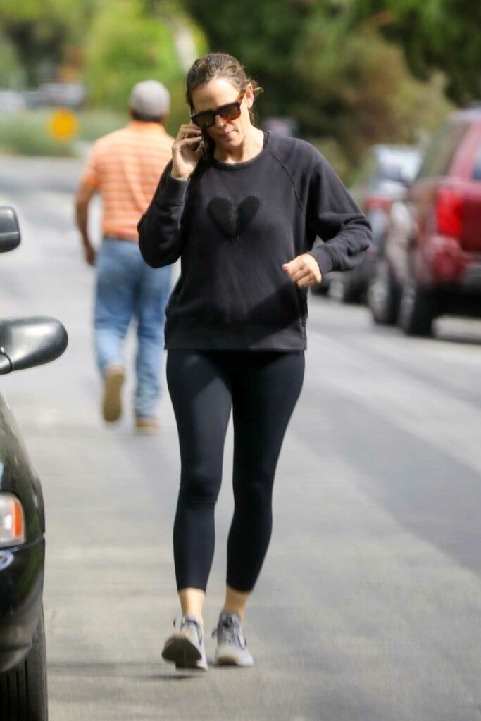 Jennifer Garner in a Black Sweatshirt 
