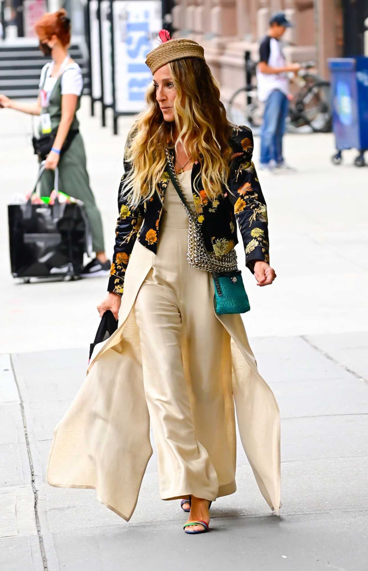 Sarah Jessica Parker in a Black Floral Jacket Was Seen on the Set of ...