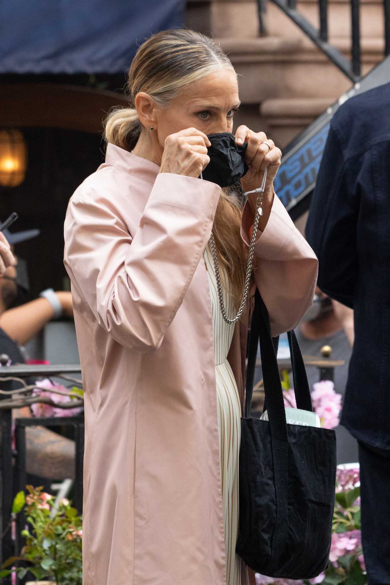 Sarah Jessica Parker in a Pink Trench Coat on the Set of