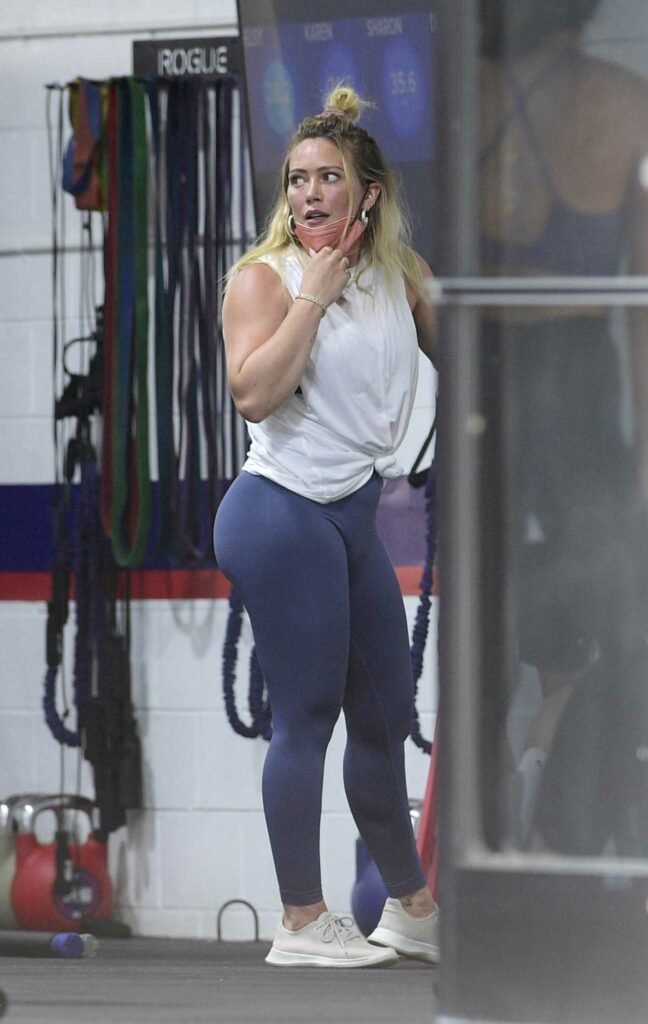 Hilary Duff in a Blue Leggings