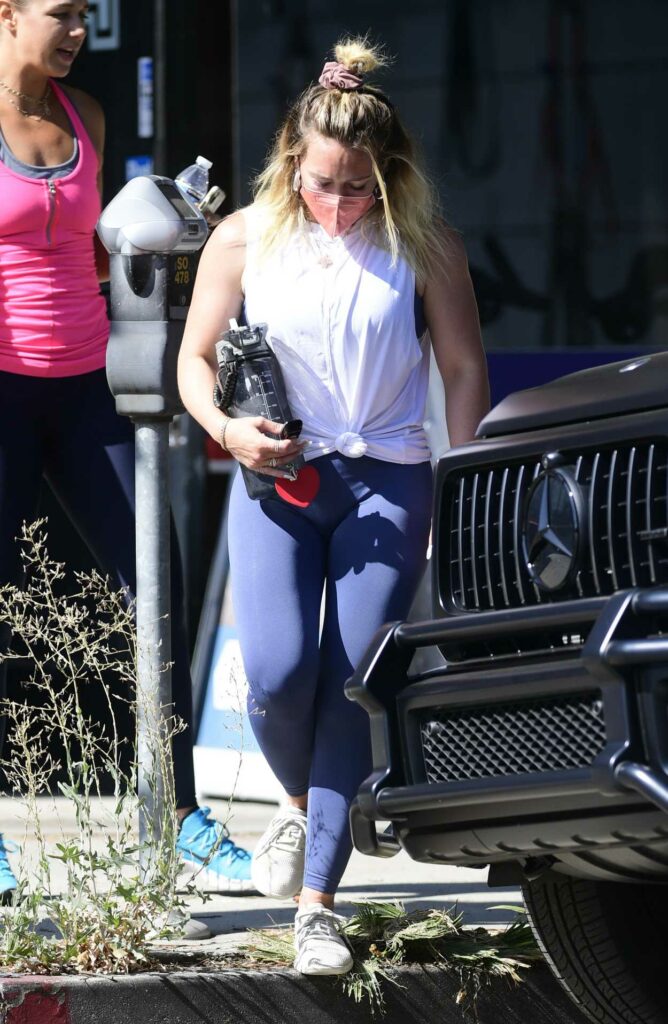 Hilary Duff in a Blue Leggings