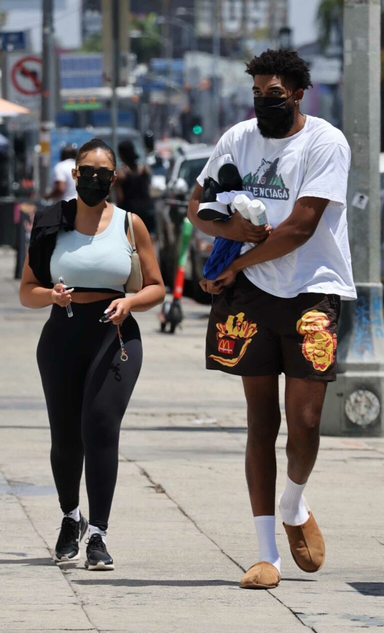 Jordyn Woods in a White Top Heads to the Gym with Her Boyfriend in West(02)