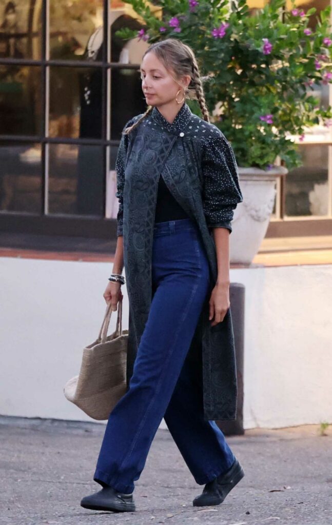 Nicole Richie in a Black Patterned Cardigan